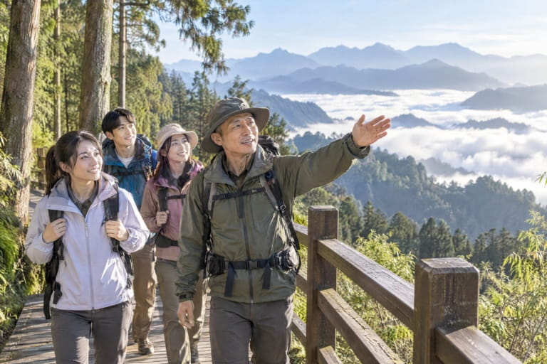 旅行社網站設計：導遊帶領旅客走在阿里山雲海步道